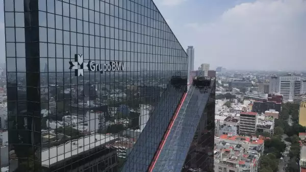 Auditorías del SAT y Cofece sacuden a la Bolsa: ¿qué pasa con Walmart y Alsea?