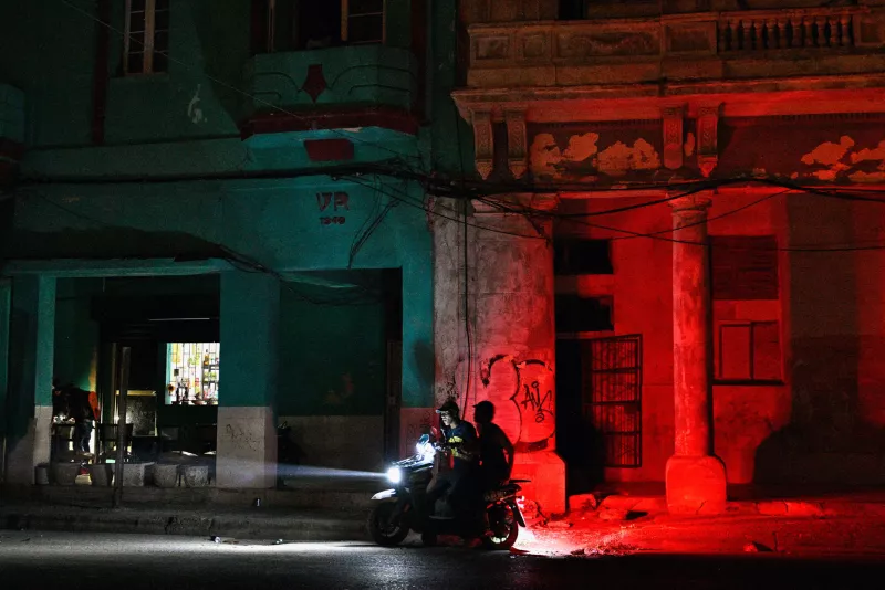 Un hombre conduce su motocicleta por una calle durante un apagón en La Habana el 16 de marzo de 2026. Cuba sufrió un corte de energía generalizado el 16 de marzo de 2026, según la compañía eléctrica nacional, en el contexto de una grave crisis en la isla causada por el bloqueo energético estadounidense