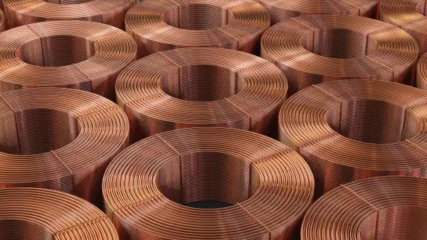 Los precios del cobre cayeron hoy a mínimos de cuatro meses, ante las expectativas de más inventarios de bolsa y la subida del dólar que podrían disminuir la demanda de metales industriales.