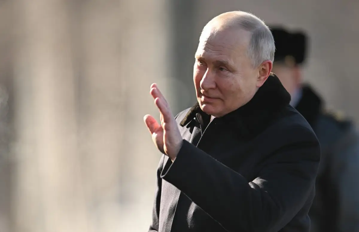 El presidente ruso Vladimir Putin salud cuando asiste a la conmemoración del Día del Soldado Desconocido. 