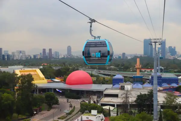 Una cabina de la Línea 3 del Cablebús atraviesa la zona de Chapultepec-Constituyentes en la Ciudad de México.