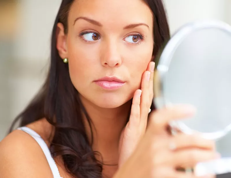 ¿Estás cansada de tener los poros abiertos y lucir apagada? Estos remedios cerrarán tus poros, trayéndole de nuevo vitalidad y luz a tu piel.