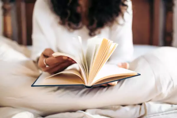 Mujer hojeando un libro