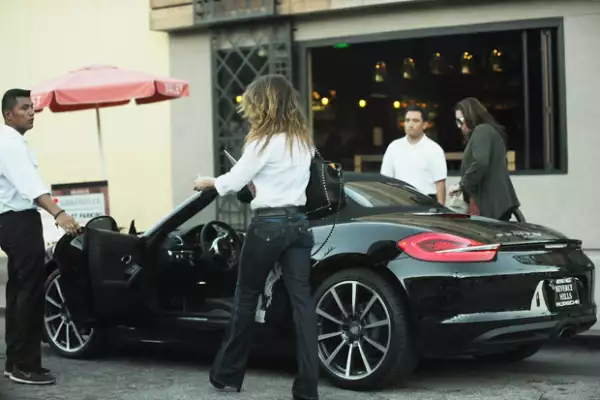 Tras pasar un rato en el restaurante Granville, la vimos dirigirse al valet parking para pedir su coche.