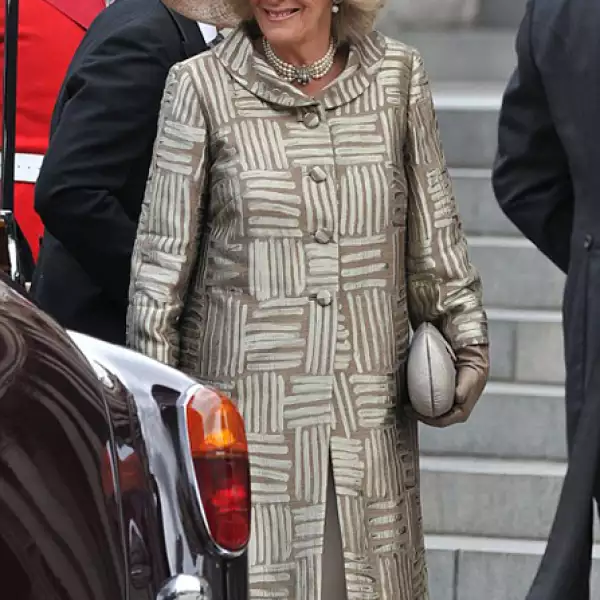 La duquesa de Cornualles, Camila Parker le dio un giro vanguardista a su look con una gabardina con motivos gráficos con terminados metálicos del creativo Bruce Oldfield. A su vez destacó su atuendo con un sombrero de Philip Treacy.