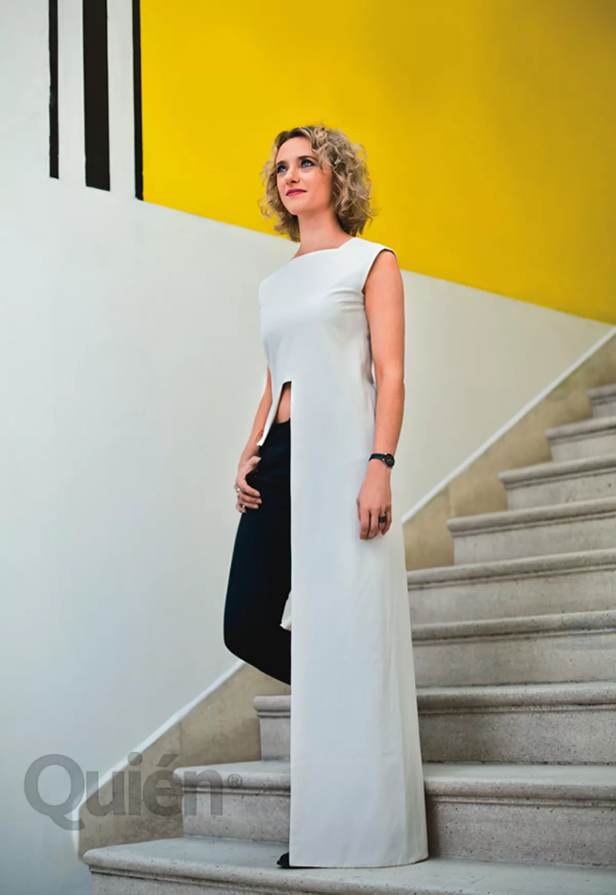 Vanessa en una blusa de Cihuah, jeans  y zapatos vintage, anillos Varon y reloj Swatch.