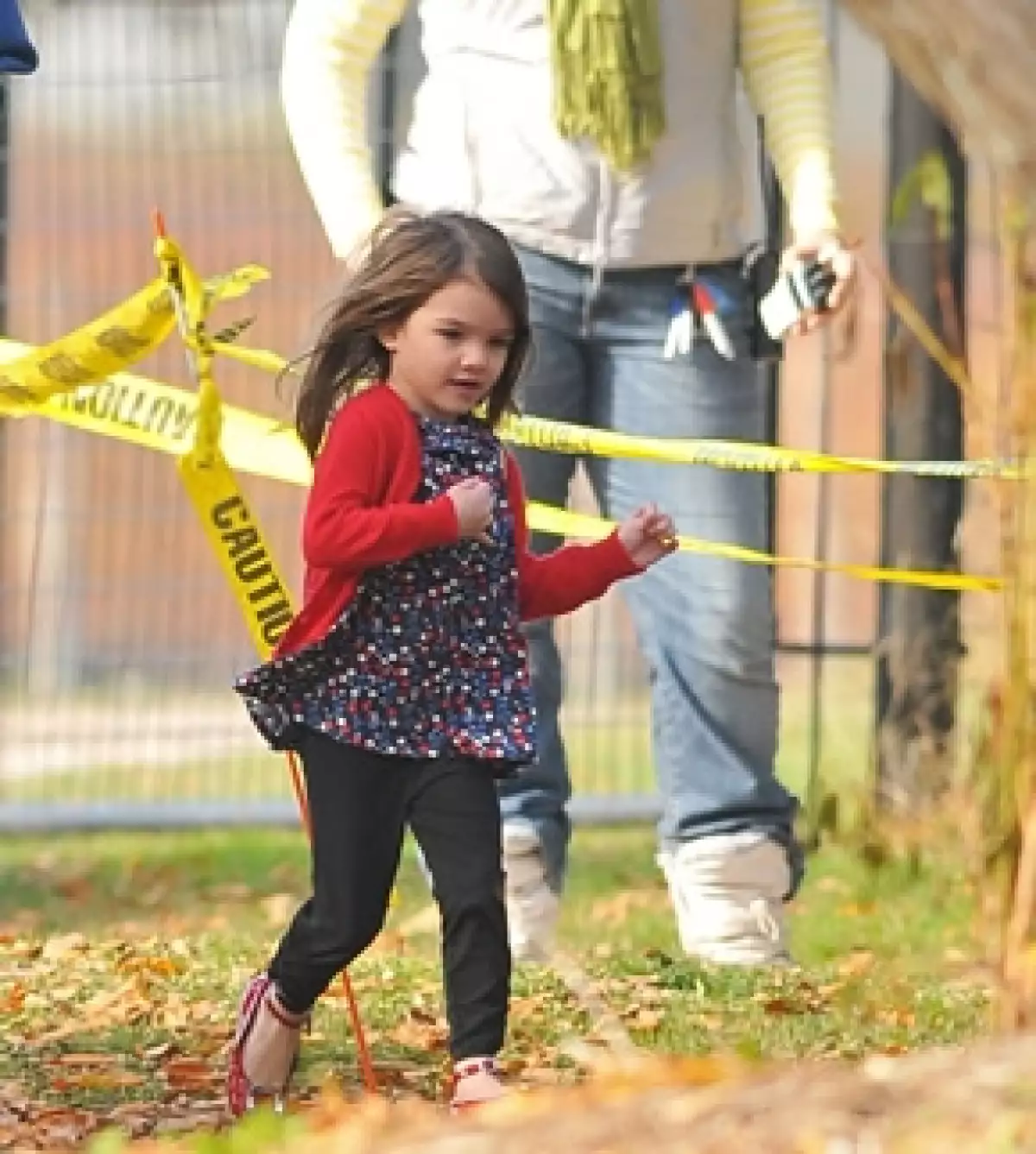 A la hija de Katie Holmes y Tom Cruise no le importó traspasar las cintas de seguridad para correr por la locación de la nueva película que filma su mamá, lo curioso es que nadie le dice nada.