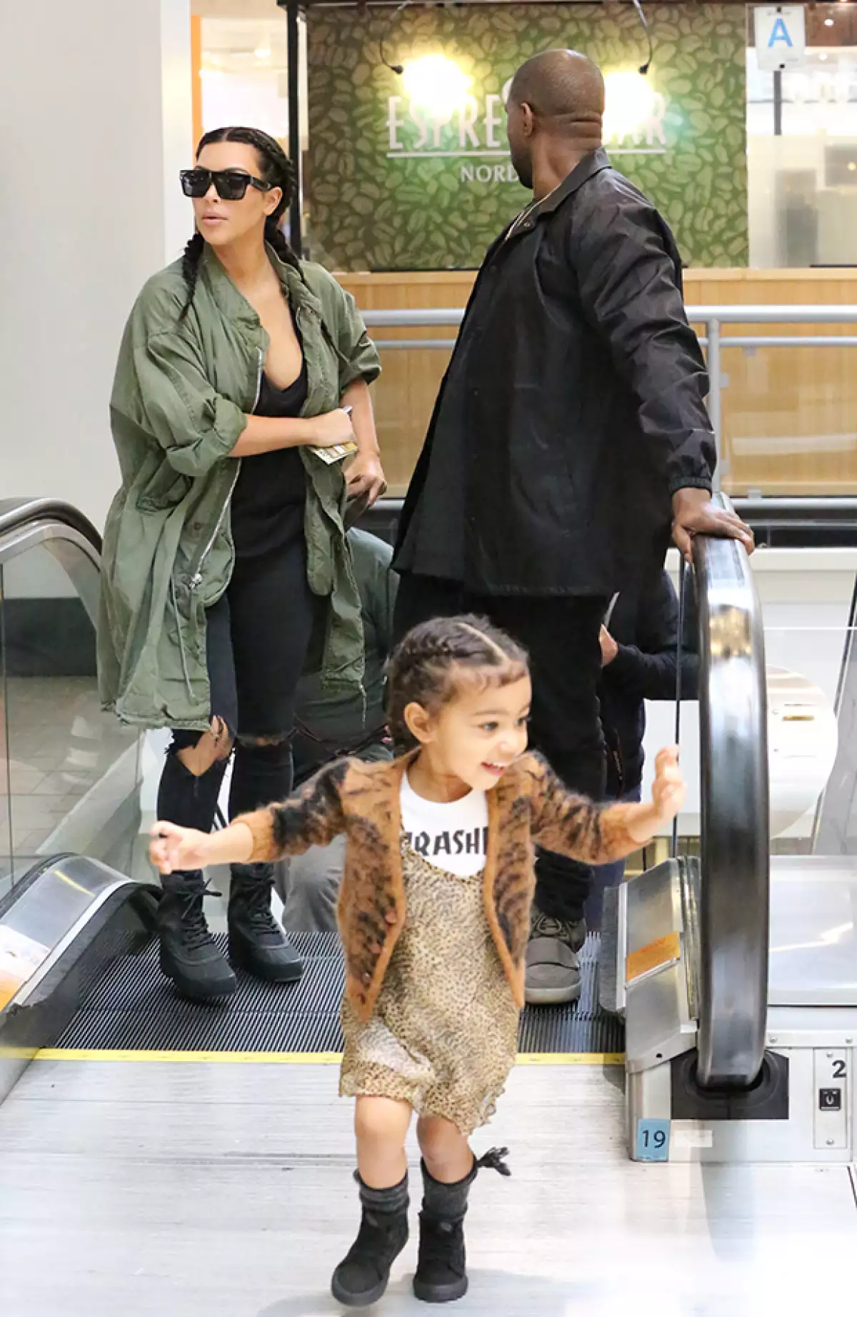 Sin importarles ser el centro de atención, la familia fue captada recorriendo el mall Westside Pavilion, en Los Ángeles.