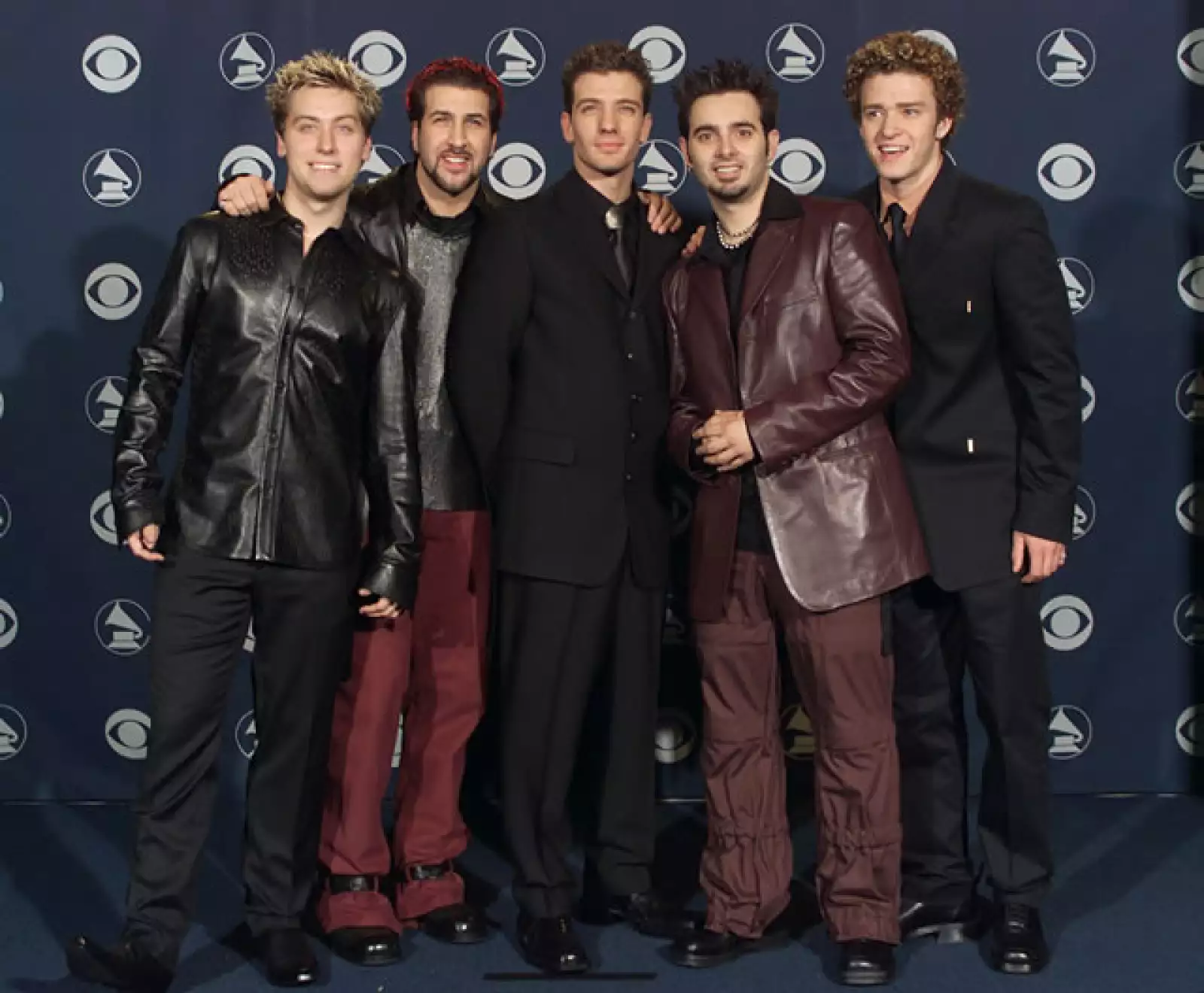 `N Sync con outfits super del  nuevo milenio.