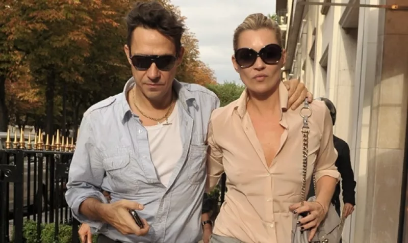 El rockero Jaime Hince propuso matrimonio a la top model británica en la exclusiva isla de Mustique.