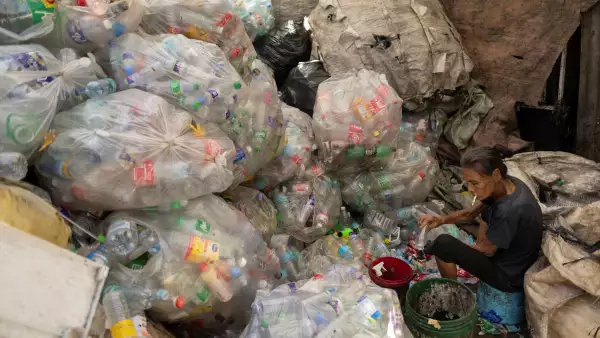Una mujer clasifica botellas de plástico en una tienda de chatarra en Quezon City, Metro Manila, Filipinas, 27 de noviembre de 2024.