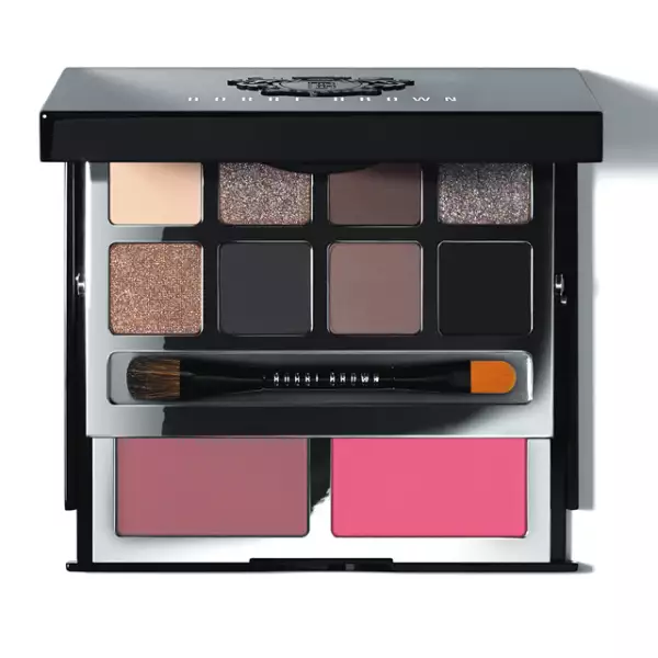 La Deluxe Eye Cheek Palette de Bobbi Brown es esencial para una fanática de belleza. Con dos colores de blush, y ocho sombras de ojos, ofrece una gama increíble para un look total. CC Oasis Coyoacán. Precio en punto de venta.
