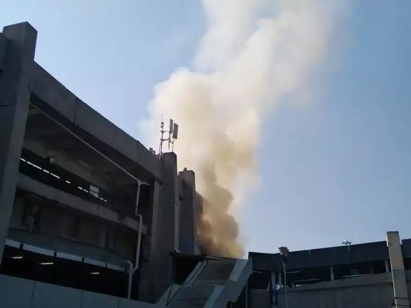 Desde el exterior se aprecia una intensa columna de humo que también afecta a los pasillos de interconexión con las  líneas 1 y A