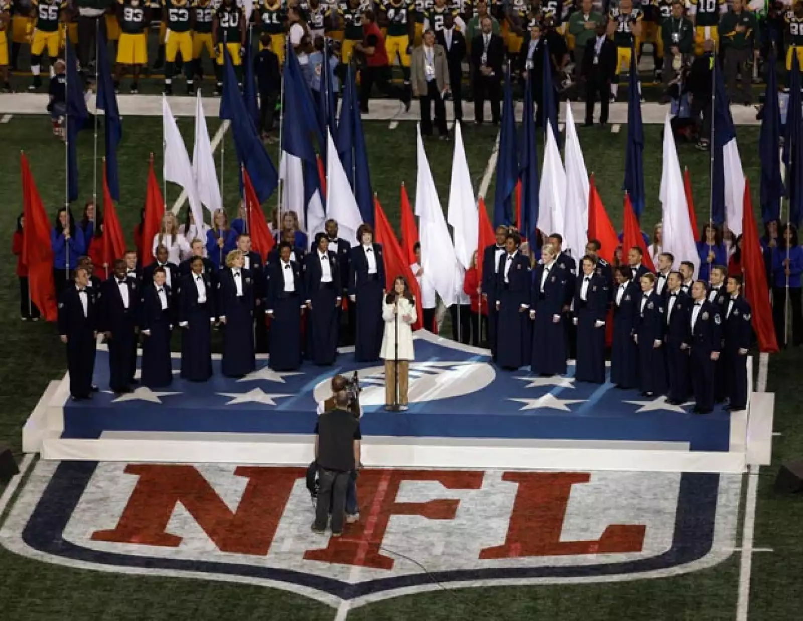 La actriz Lea Michele cumplió las expectativas de la concurrencia al Super Bowl XLV, cuando se presentó para entonar el himno informal de los Estados Unidos, antes de arrancar la competencia.