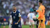 El delantero #10 de Francia, Kylian Mbappe, celebra al pasado portero #12 de Paraguay, Orlando Gill, después de ganar el partido de octavos de finales de la Copa Mundial de 2026 entre Paraguay y Francia en el Estadio de Filadelfia en Filadelfia el 4 de julio de 2026.