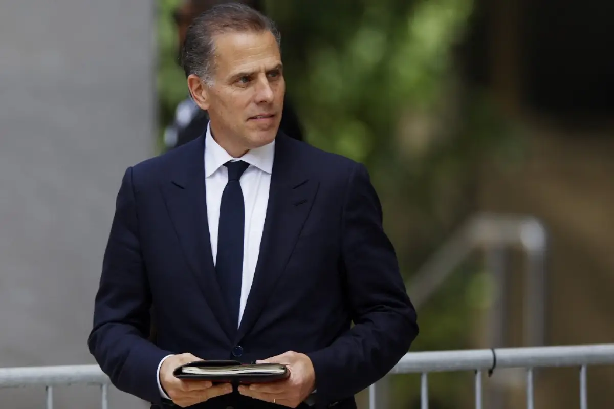 Hunter Biden, hijo de EE. UU. El presidente Joe Biden, se va del J. Edificio federal Caleb Boggs el 10 de junio de 2024 en Wilmington, Delaware. Los miembros del jurado han comenzado las deliberaciones para el juicio de Hunter Biden por cargos de delito grave de armas de fuego