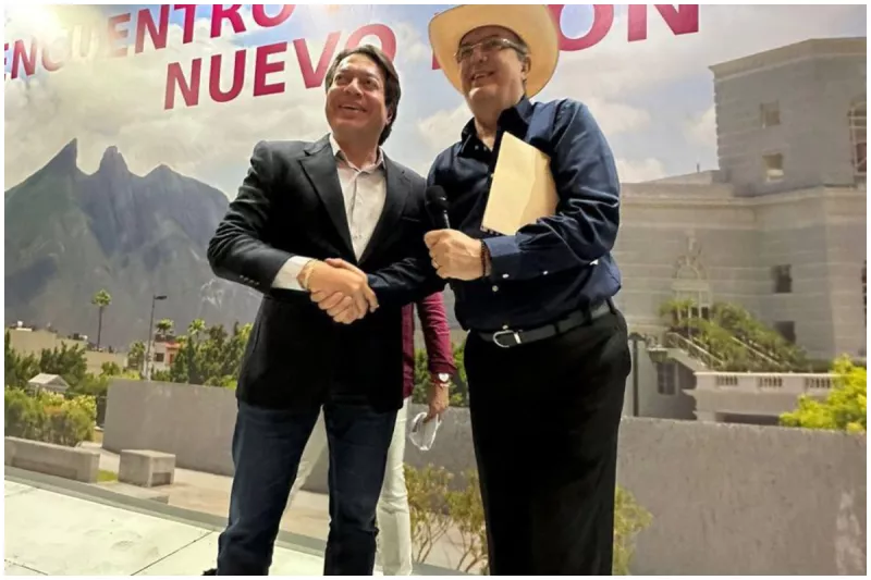 Marcelo Ebrard y Mario Delgado en evento en Nuevo León