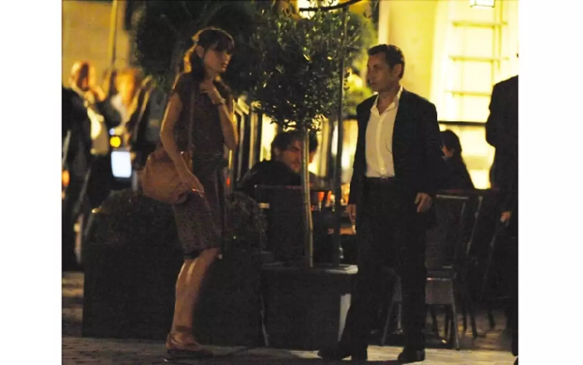 El Presidente de Francia estuvo muy atento en el set de la película `Midnight in Paris´ donde la guapa Carla Bruni actúa y es dirigida por Woody Allen.