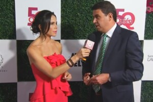 Paola Rojas fue la conductora durante la transmisión en vivo de la alfombra roja de la gala. Aquí con Arturo Elías Ayub, quien fue reconocido por su labor filantrópica.