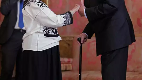 La escritora mexicana se reunió este martes con el Rey Juan Carlos y su familia en el almuerzo previo a recibir el Premio Cervantes en la Universidad de Alcalá de Henares.