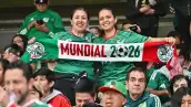 Dos mujeres aficionadas a la selección mexicana durante un partido de futbol en el Mundial 2026, que se realiza en México, Estados Unidos y Canadá.
