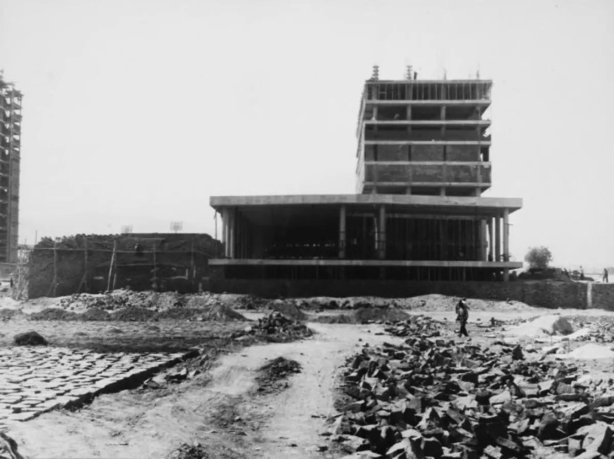 La construcción de la Biblioteca Central de la UNAM.
