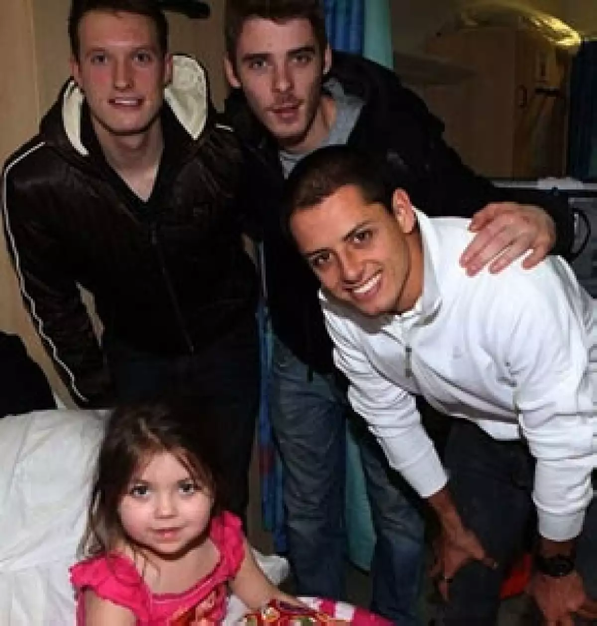 El futbolista mexicano y compañeros del Manchester United visitaron un hospital y llevaron regalos y sonrisas a los pequeños que están internados en el lugar.