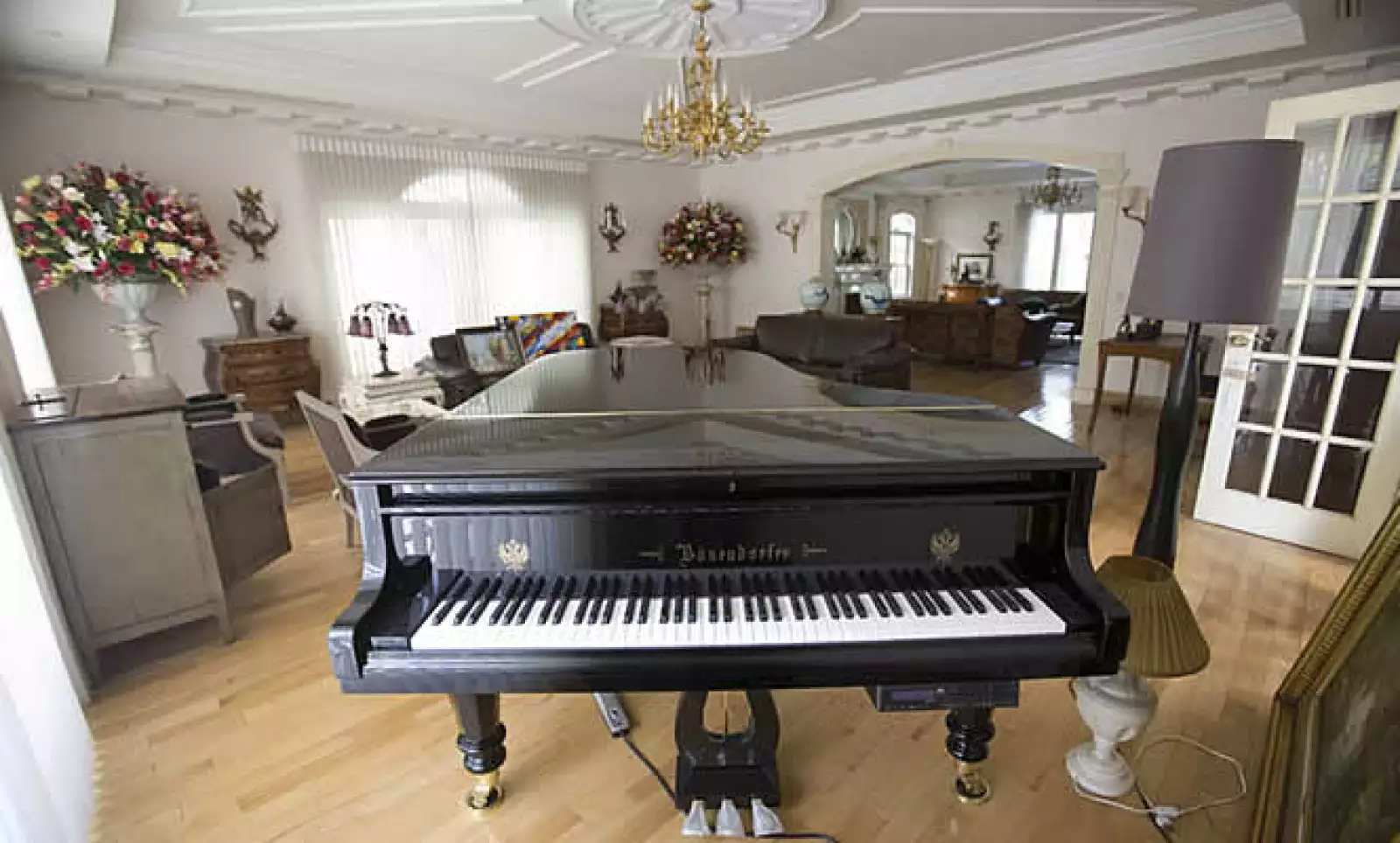 El dueño de estos bienes asegura que el dinero encontrado en muros, armarios y maletas en de su residencia era propiedad del PAN, y que colaboradores del presidente Felipe Calderón lo chantajearon y amenazaron con frases como “cooperas o cuello”.