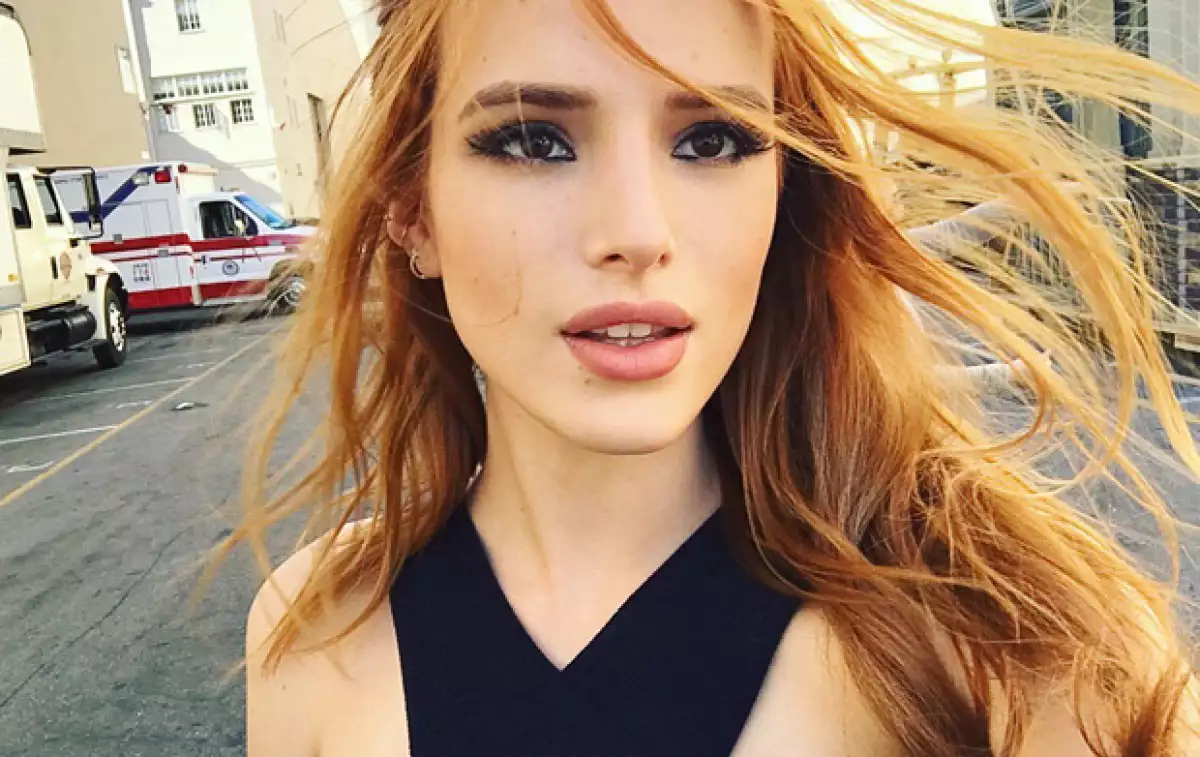 Tras revelar su bisexualidad, parece ser que la actriz mantiene un noviazgo con Bella Pendergast, su ex cuñada.