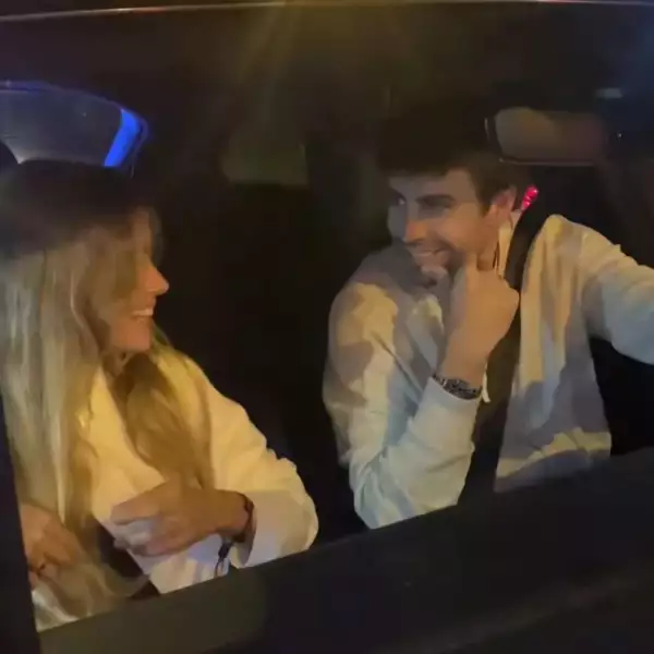 Piqué y su novia Clara Chía captados afuera del estadio Camp Nou muy felices