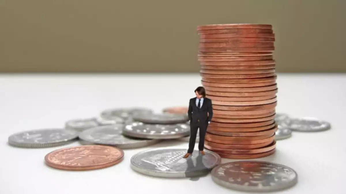 Tanto en los fondos de inversión como en las casas de bolsa se deben pagar comisiones por administración y transacciones.