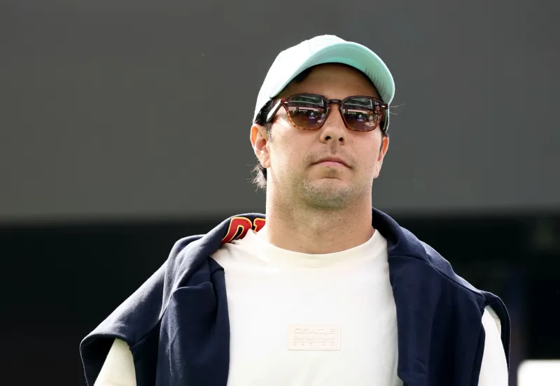 Sergio Pérez, de México, y Oracle Red Bull Racing camina por el paddock antes de las prácticas previas al Gran Premio de México de Fórmula 1, en el Autódromo Hermanos Rodríguez, el 25 de octubre de 2024, en la Ciudad de México, México. (Foto: Jared C. Tilton/Getty