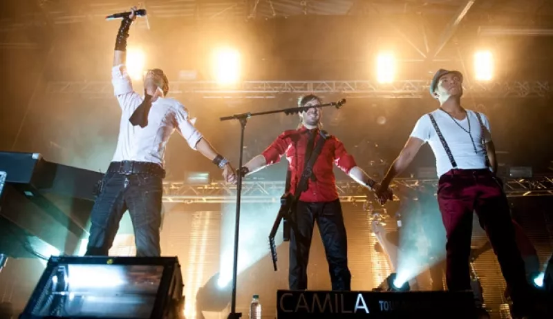 El video es una radiografía de lo que viven las estrellas del pop en su mundo de rock and roll, de show en show, o de país en país.