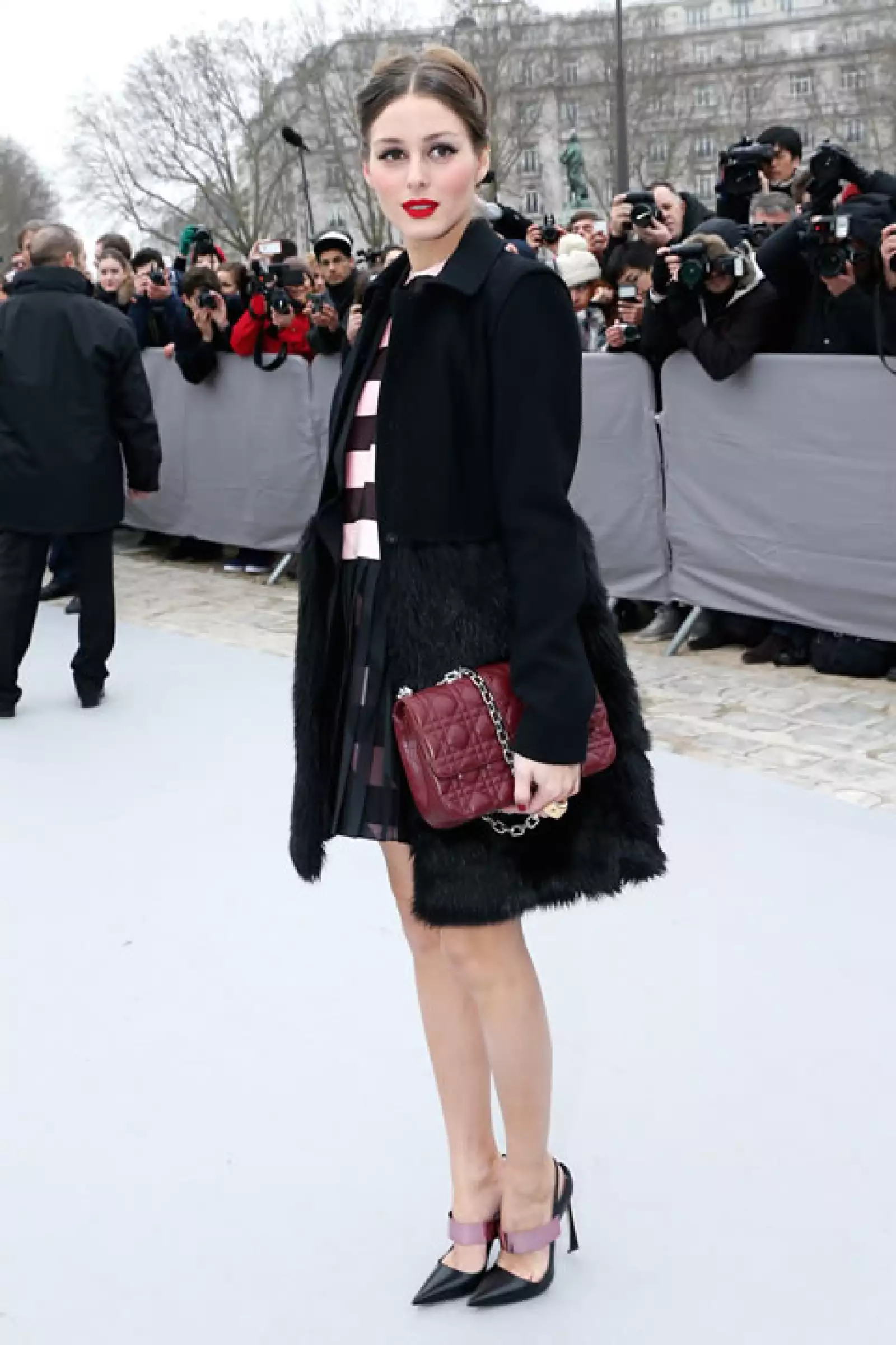 La guapa Olivia Palermo llegando al desfile de Dior.