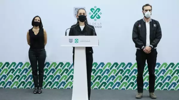 Claudia Sheinbaum, Jefa de Gobierno de la Ciudad acompañada de Andrés Lajous Loaeza, secretario de Movilidad, durante conferencia de prensa dedicada al tema del despolve de la linea 12 del metro.