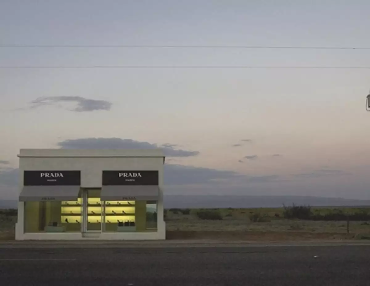 La famosa instalación PRADA Marfa fue vandalizada con estampas de TOMS