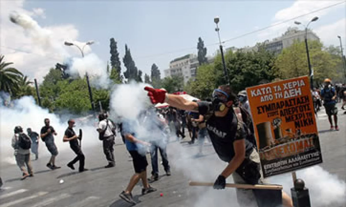 La aprobación del nuevo paquete de austeridad generó enfrentamientos entre manifestantes y la policía. (Foto: Cortesía CNNMoney.com)