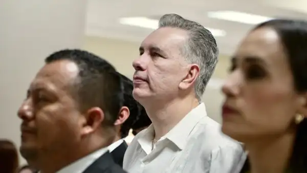 En la imagen se observa a Waldo Fernández de perfil durante un evento público. 