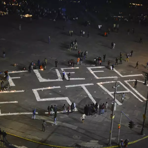 Los manifestantes  culparon a los gobiernos del ataque y la criminalización de los jóvenes estudiantes en México.