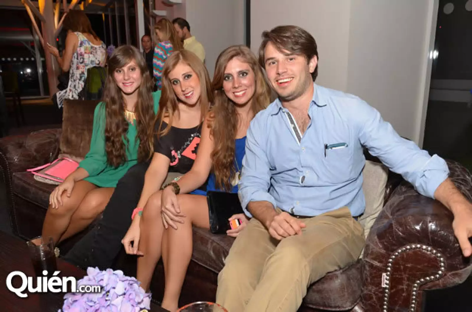 Patty, Paola y Mónica Rodríguez con Joaquín Martín del Campo