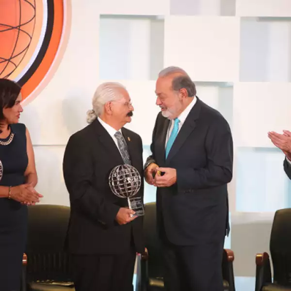 Adriana Gómez, Vilma Medrano, Rafael Lozano, Carlos Slim y José Narro