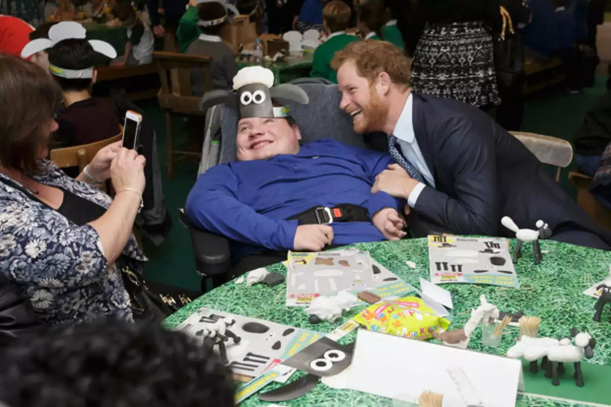 Tanto Harry como William convivieron con los niños y armaron gorros con el personaje de La oveja Shaun.
