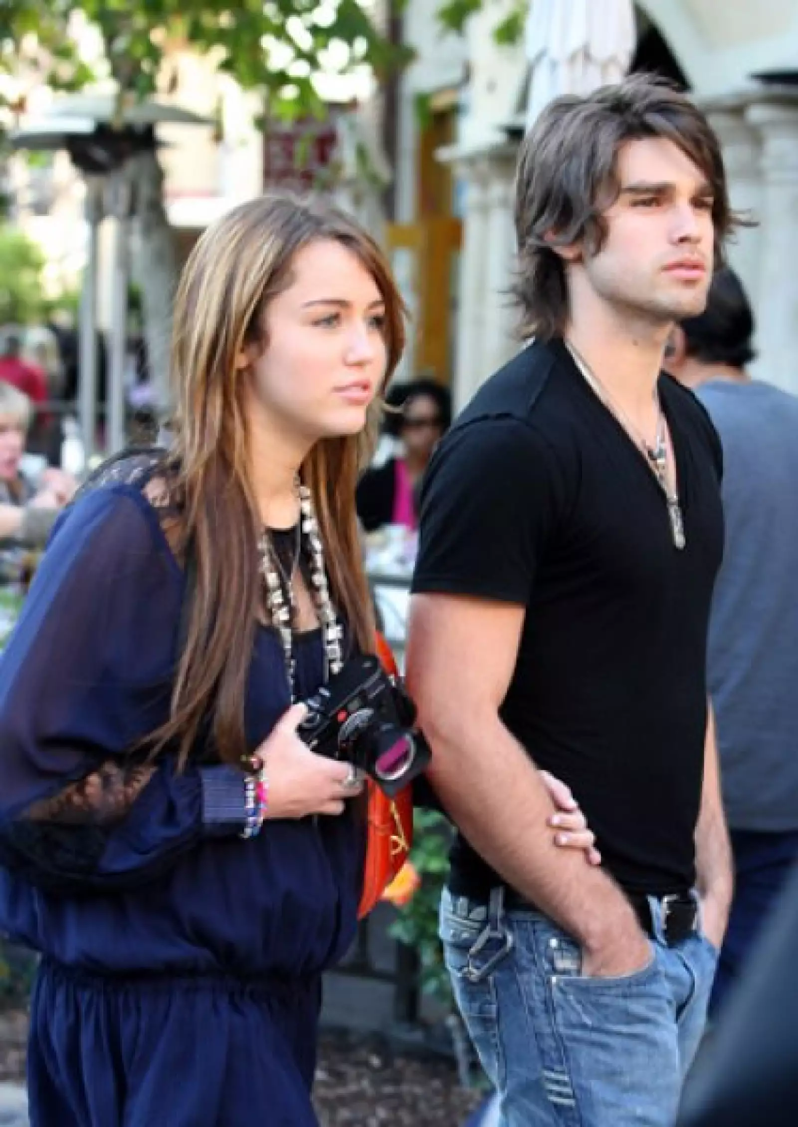 Miley Cyrus y su novio, Justin Gaston, de compras en The Grove, en Los Ángeles.