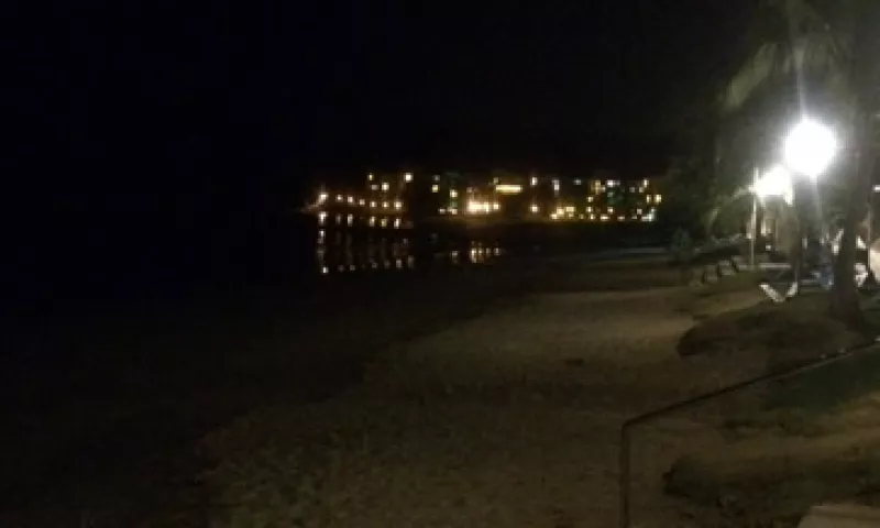 El mar de Playa Bonita, a escasos metros de la sede del WEF, se percibe con calma. (Foto: José Manuel Martínez)