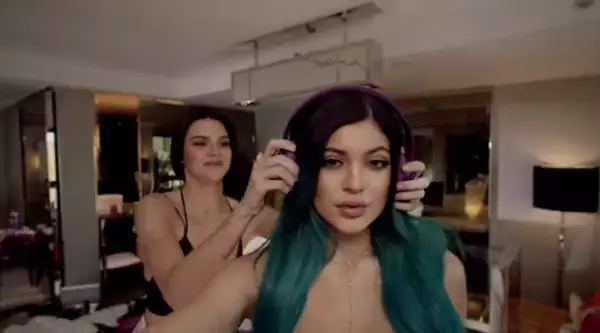 Kylie intercambió de sitio para las selfies con su hermana, Kendall.