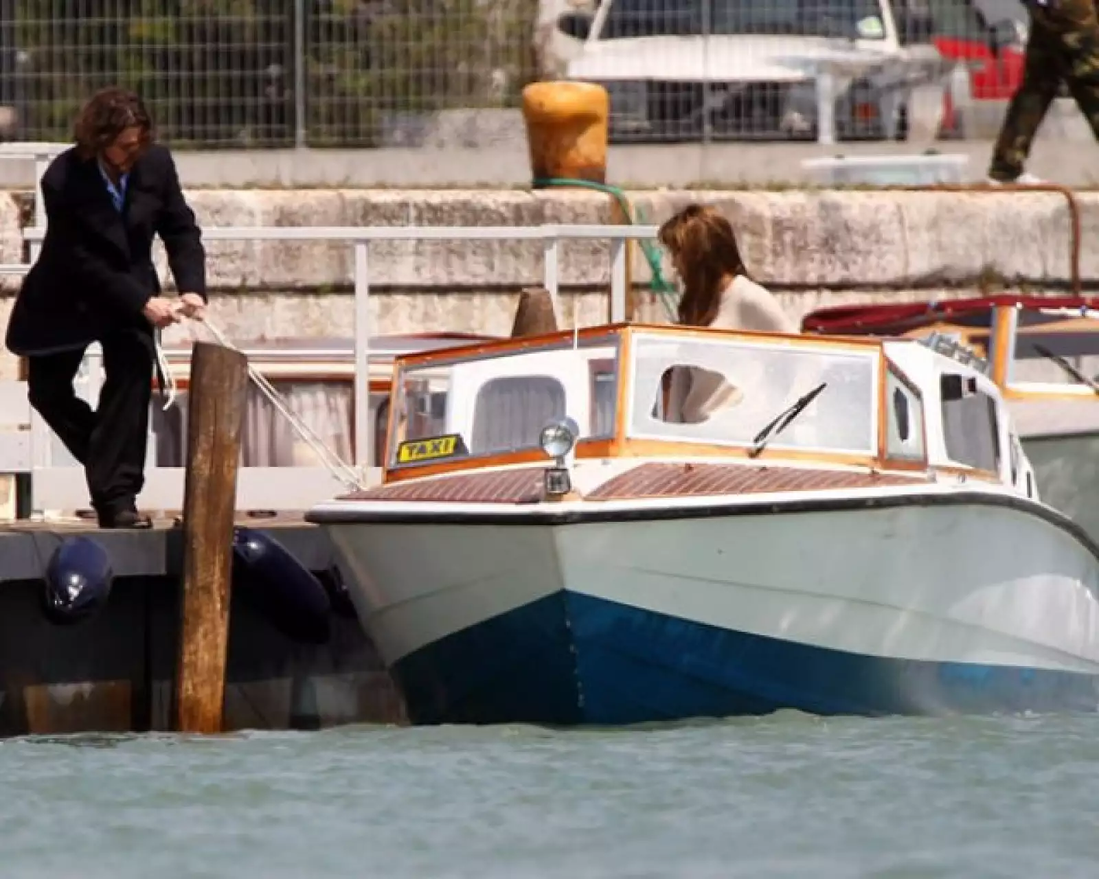 La escena en donde Frank Taylor y Cara Mason se encuentran se realizó a bordo de un lujoso bote, anclado en los canales de la ciudad renacentista.