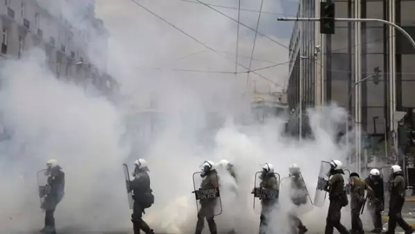 Con la aprobación del paquete de austeridad se espera que Grecia reciba 12,000 millones de euros de la Unión Europea y el FMI.