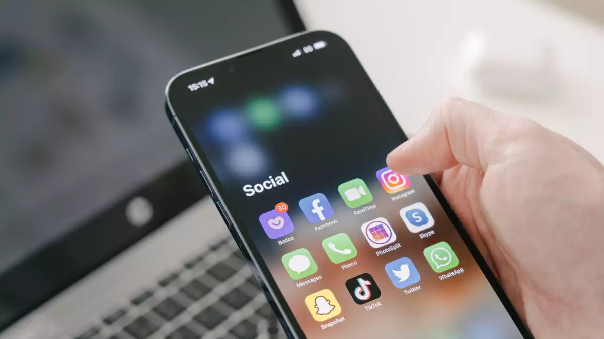 A man's hand holds a Iphone 13 Pro max