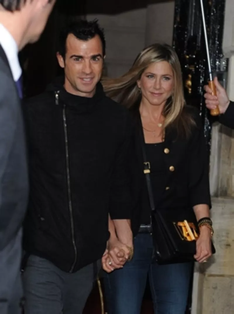 Fue el fin de semana cuando Justin Theroux le dio el anillo a la actriz, quien no pudo contener las lágrimas. Entérate de los detalles.