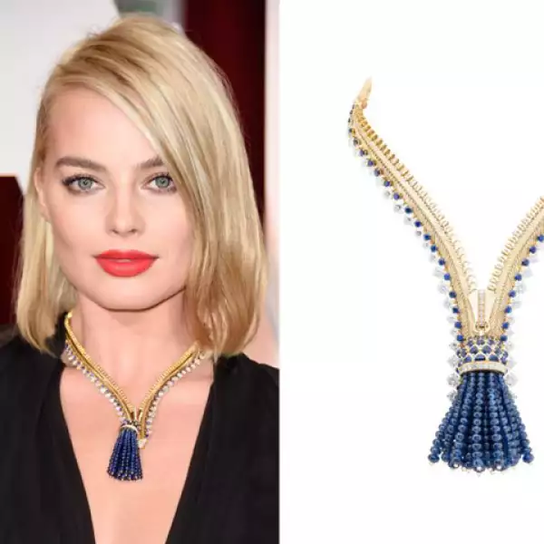 Margot llevó un impactante collar de Van Cleef & Arpels, réplica exacta de un diseño de los años cuarenta para la duquesa de Windsor. El collar está hecho con 150 dimantes y 300 zafiros en una base en oro de 18 quilates (y un costo de 1.5 millones de dólares aproximadamente).